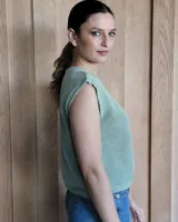 Musculosa de punto color verde claro, con cuello redondo y sisas anchas.