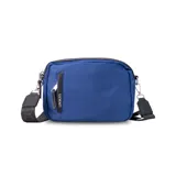 Bandolera color crudo con correa ancha negra con logo de la marca en blanco. Tiene cierre superior, bolsillo frontal con cierre vertical y bolsillo trasero.