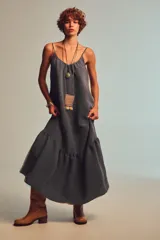 Vestido midi gris de tirantes finos y escote en V. Falda con volantes en el ruedo.