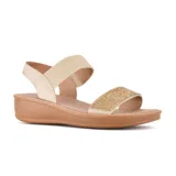 Sandalia casual beige con plataforma marrón, tira delantera con apliques dorados y tira trasera elástica.