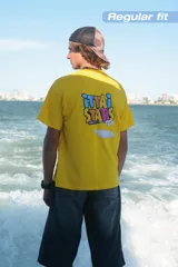 Camiseta celeste de manga corta con cuello redondo y estampado frontal de tres recipientes con cereales. En la parte trasera tiene un estampado grande con el texto "iUTTAi STARS" y un plato con cereales.