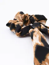 Coletero con estampado animal print marrón y negro, con lazo largo.