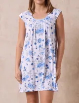 Camisón corto de tejido soft estampado, color rosa con flores. Tiene escote redondo con aplique de puntilla, botones y detalle plisado.