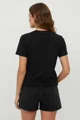 Remera manga corta color violeta con cuello redondo y estampado frontal de un jarrón con flores y la frase "ARE YOU READY FOR PARIS?".