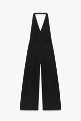 Mono largo negro de lino con escote halter y espalda descubierta.