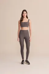 Calza gris topo de alta compresión con recortes estratégicos y cintura en V en la parte trasera. Estampa Signature LIVE! en el frente.