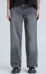 Pantalón de denim 100% algodón, color negro con lavado ácido/desgastado. Diseño de cinco bolsillos y calce wide leg.