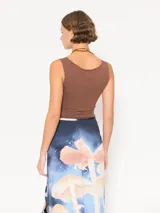 Musculosa negra de algodón pima orgánico, de calce al cuerpo y terminaciones al corte.