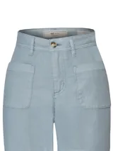Pantalón de jean celeste de corte recto, con bolsillos delanteros tipo parche y tiro alto.