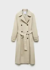 Abrigo largo estilo trench coat color beige, con doble botonadura, cuello de solapa ancha, manga larga con puños abotonados y cinturón desmontable. Presenta un diseño recto y oversize.