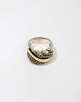 Anillo de plata 925, con dublé de oro y adornos de zirconias blancas.