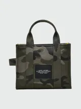 Bolso tote pequeño Marc Jacobs modelo The Camo Jacquard, con estampado de camuflaje en tonos verde y marrón. Incluye doble asa de mano y correa bandolera extraíble.