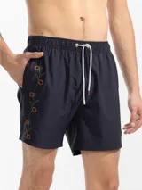 Short de baño marrón con bordado de enredadera en la pierna, cintura elástica con cordón regulable, bolsillos laterales y trasero con cierre.