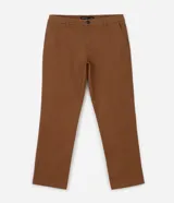 Pantalón de hombre de sarga color gris oscuro, de corte recto, con cintura con trabilla, cierre tradicional y bolsillos.