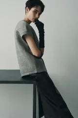 Guantes largos negros de punto fino, confeccionados en mezcla de viscosa y cashmere.