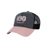 Gorro trucker gris con visera rosa y logo de Caterpillar bordado en rosa.