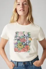 Remera color crema con estampado de flores en forma de bloque rectangular.