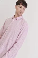 Camisa de manga larga a rayas verticales rosas y blancas, con cuello clásico y bolsillo en el pecho.