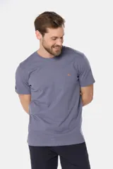 Remera celeste de manga corta con cuello redondo y bordado pequeño en el pecho. Corte clásico.