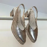 Zapato plateado de cuero, con punta fina y tira trasera.