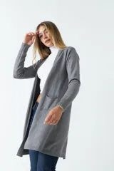 Saco largo de punto color negro, sin botones y con dos bolsillos pequeños al frente.