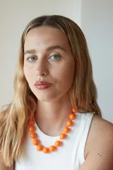 Collar corto con cuentas grandes de acrílico color naranja.
