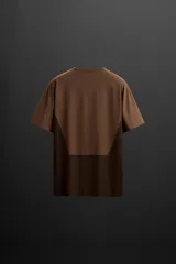 Remera deportiva marrón de tejido técnico, ligero y elástico con estructura perforada. Cuello redondo, manga corta, bajo asimétrico con aberturas laterales, costuras termofijadas y logo estampado.