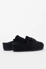 Slipper de gamuza color ladrillo con hebilla forrada y plantilla de cuero.