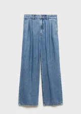 Pantalón de jean celeste de corte wide leg, tiro medio, con pinzas delanteras y cierre de cremallera y botón.