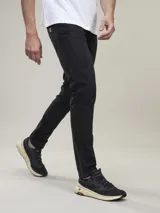 Pantalón de vestir azul marino, de corte recto, con bolsillos laterales y traseros.