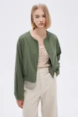 Campera verde oliva con cierre frontal, cuello redondo y corte a la base.