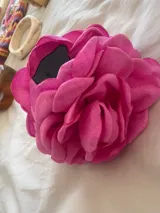 Broche para el pelo con forma de rosa grande de tela color fucsia.