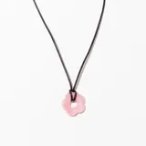 Collar con dije en forma de flor color rosa y cordón negro.