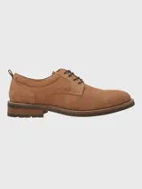 Zapato acordonado de cuero color marrón claro, con suela de goma y detalle de tirador en el talón.