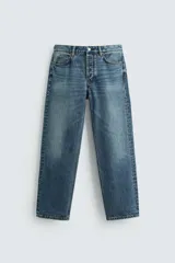 Pantalón de jean azul de corte recto, con cinco bolsillos, efecto lavado y cierre frontal con botones.