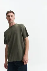 Remera verde militar de manga corta con estampado de soles y texto en la espalda.