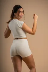 Top deportivo color beige con mangas cortas y corte crop.