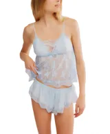 Conjunto de ropa de descanso de dos piezas, color negro, compuesto por un camisola con tirantes finos y un short. Ambas piezas son de encaje floral transparente y tienen detalles de ribete festoneado.