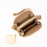 Bandolera color beige con correa ancha estampada y monedero pequeño con cierre.