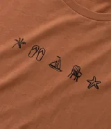 Remera masculina de algodón color tostado, con cuello redondo y manga corta. Presenta un estampado localizado de íconos playeros en negro en el pecho.