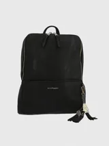 Mochila negra con cierre superior y bolsillo frontal con cierre. Incluye llavero decorativo con borlas y dije metálico.