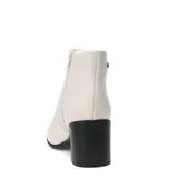 Bota de mujer Bottero de caña baja, color marfil, con taco bajo y grueso. Tiene punta redonda y cierre lateral.