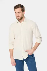Camisa de manga larga con rayas verticales color beige y blanco, modelo slim fit, con botones personalizados.