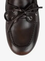 Zapato náutico clásico de color marrón, con tacón bajo y cordones.