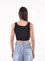 Musculosa corta negra de breteles anchos y escote cuadrado.