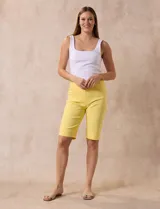 Bermuda amarilla en gabardina elastizada, marca Ruby Rd. Con pretina ancha elastizada, bolsillos delanteros simulados y bolsillos traseros aplicados.