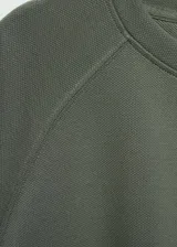 Sweater negro de tejido fluido con cuello redondo y mangas largas.