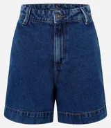Short de jean azul de tiro alto, con bolsillos delanteros y traseros, trabillas y ruedo desflecado.