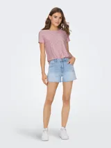 Camiseta rosa con pequeños calados, de manga corta y cuello redondo.