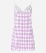 Camisón corto con breteles finos regulables, escote en V con detalle de encaje y estampado de cuadros vichy.